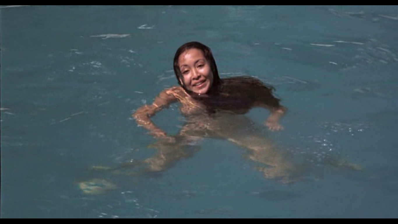 Голая девушка в бассейне по имени Чу Ма